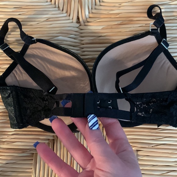 Faux leather and lace VS push-up bra - Picture 5 of 5